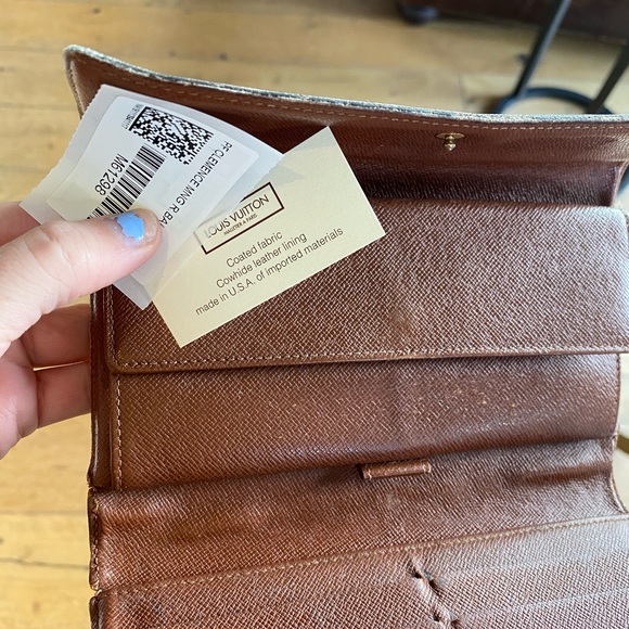 Authentic LV Wallet - Picture 5 of 5